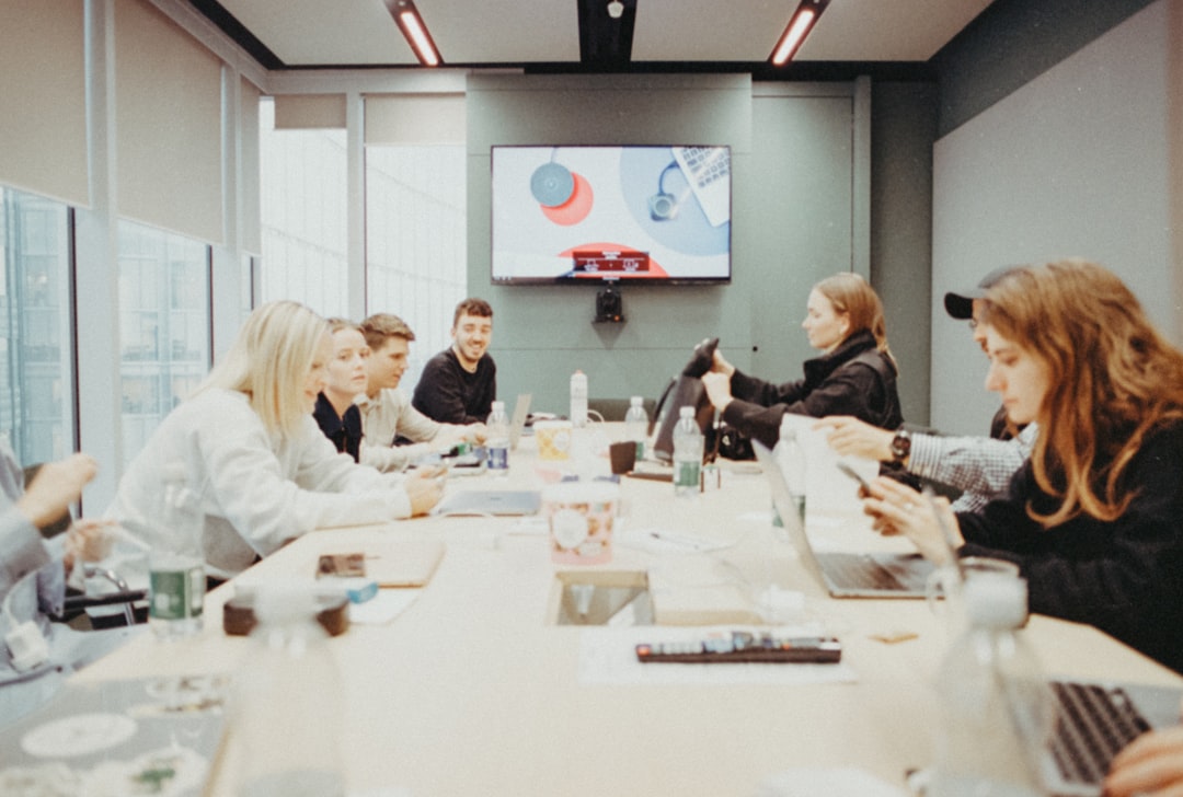 erfahren sie, wie effektive führung im marketing-team den erfolg steigert. tipps zur motivation, kommunikation und strategien für erfolgreiche teamleitung.