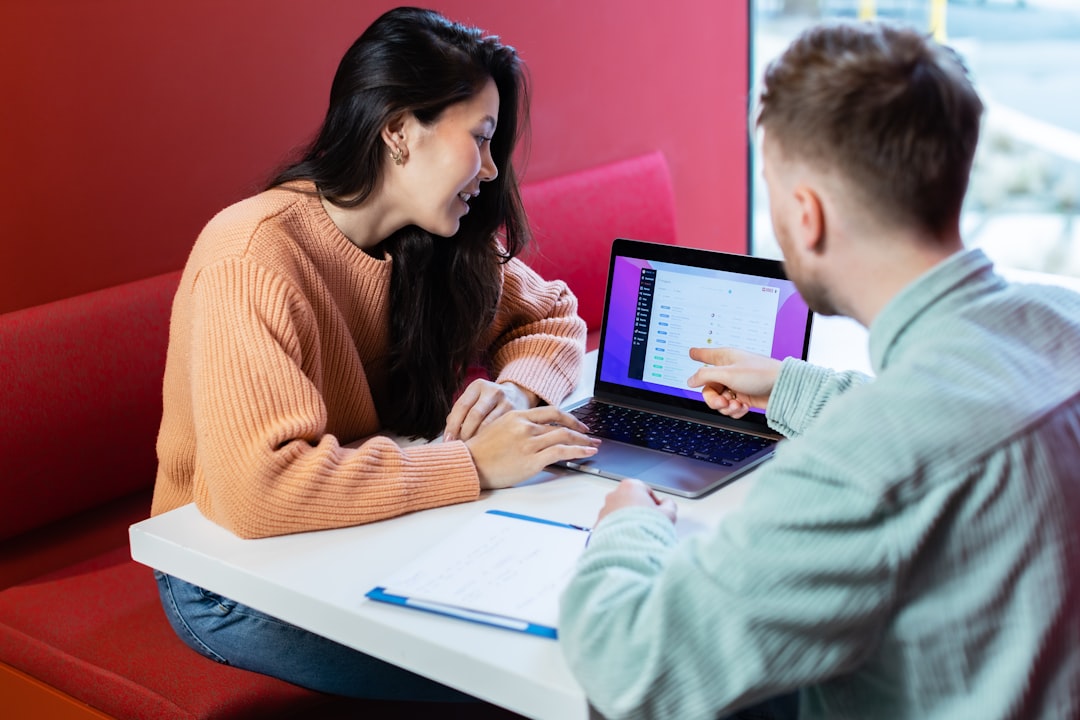 das project management office (pmo) ist eine zentrale einheit, die projektmanagement-standards definiert, ressourcen koordiniert und den erfolg von projekten sicherstellt.