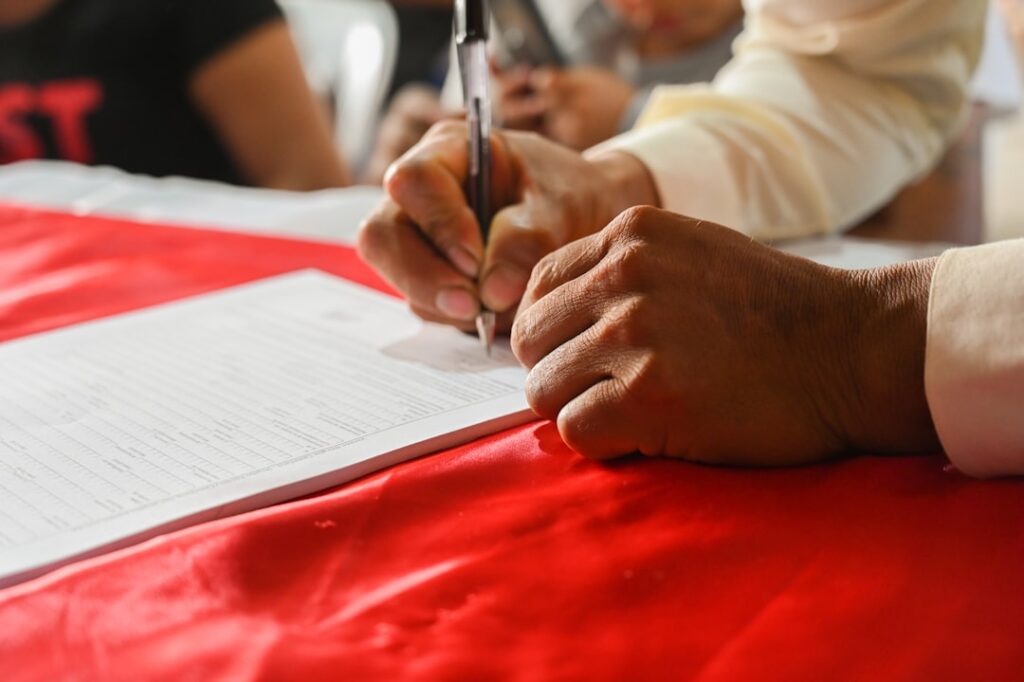 ein kollektivvertrag ist eine schriftliche vereinbarung zwischen arbeitgebern und gewerkschaften, die arbeitsbedingungen, löhne und rechte der arbeitnehmer regelt.